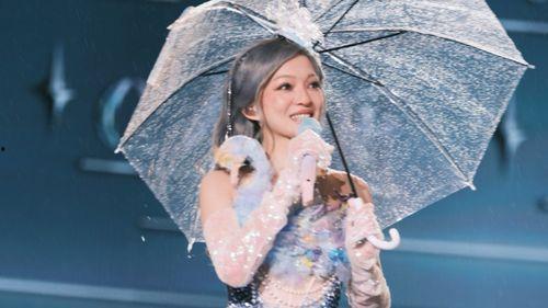 张韶涵淋雨一直走图片,张韶涵淋雨前行，坚韧不拔的追梦身影